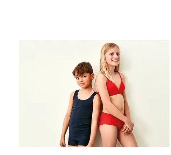 Jongen in donkerblauwe tanktop en meisje in rode beha en broekje staan naast elkaar.