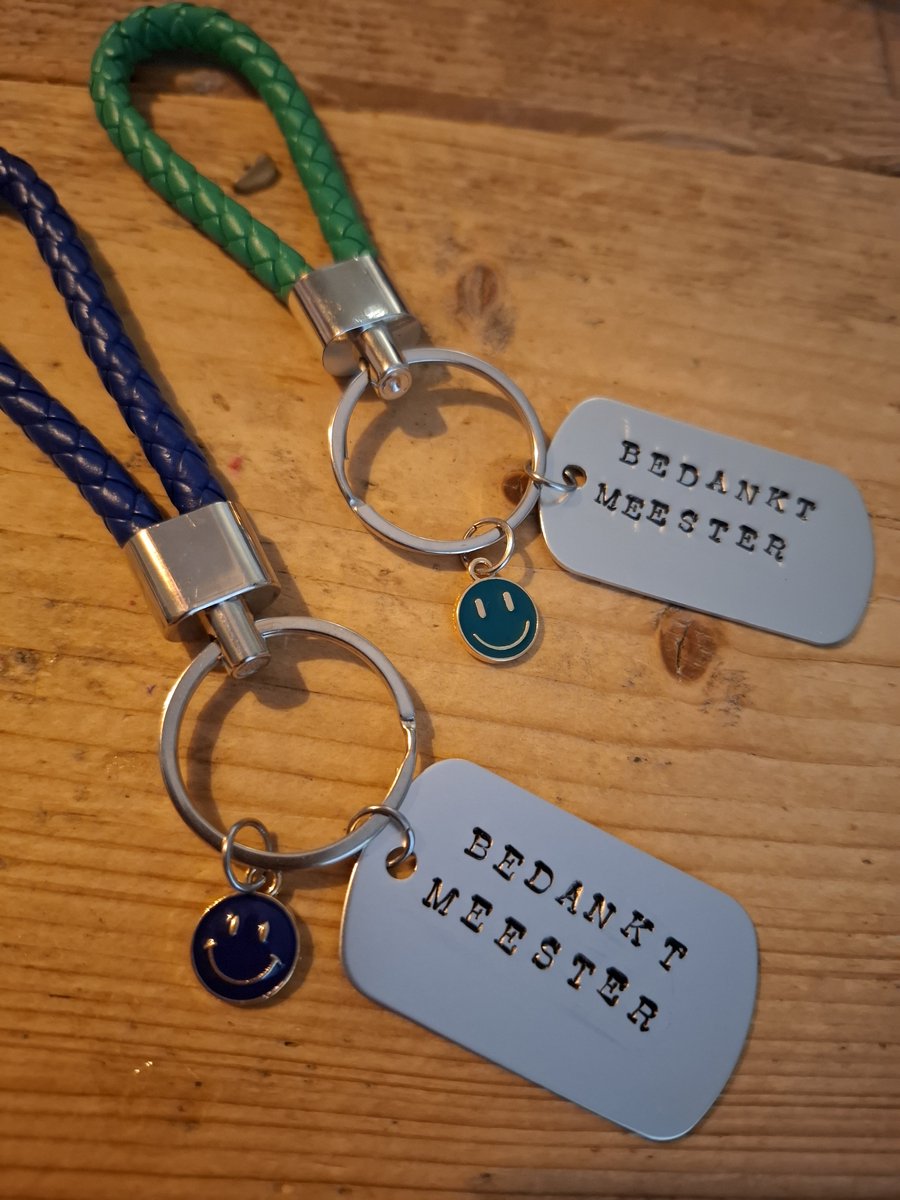 By_Evelien Stoere sleutelhanger Meester Bedankt - Smiley - Groen - DE BESTE Meester - Stoere meester - Graveren - Uniek cadeau - Einde school jaar