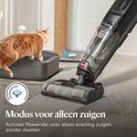 Zwarte BISSELL CrossWave stofzuiger met dweilfunctie, in de zuigmodus, met een kat in de buurt.