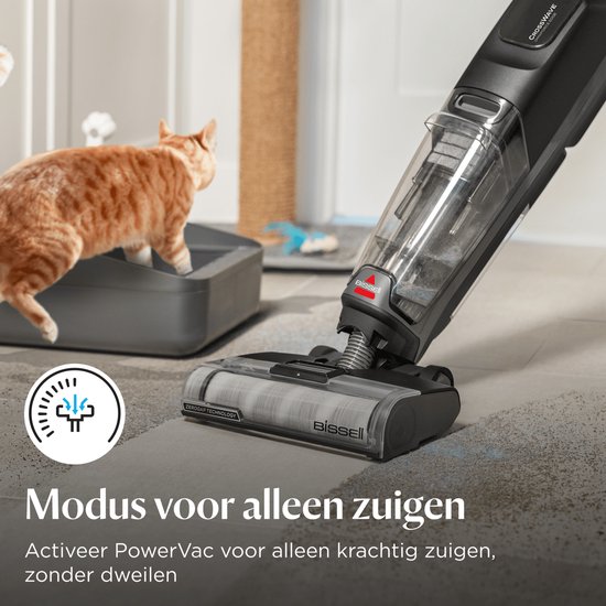 Zwarte BISSELL CrossWave stofzuiger met dweilfunctie, in de zuigmodus, met een kat in de buurt.