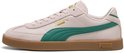 Roze Puma sneakers met zijdelings een groene Puma-streep en gouden logo.