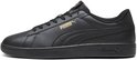 Zwarte leren sneaker met gouden Puma-logo op de zijkant en Puma-opschrift op de zool.