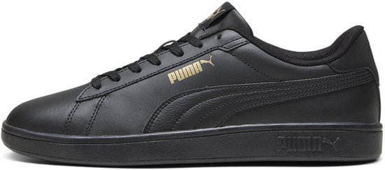 Zwarte leren sneaker met gouden Puma-logo op de zijkant en Puma-opschrift op de zool.