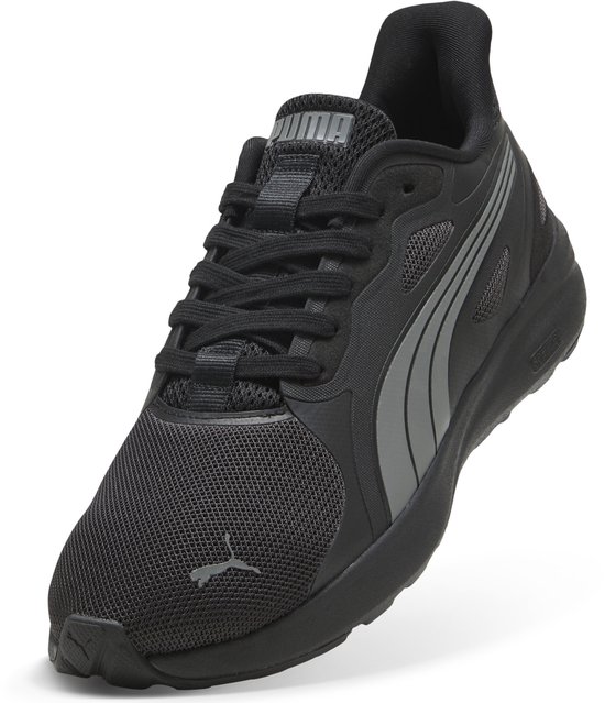 Zwarte Puma sneaker met grijze "formstrip", driekwart voorkant aanzicht