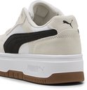 Achterkant van een witte Puma sneaker met beige suède, zwarte Formstrip en Puma logo.