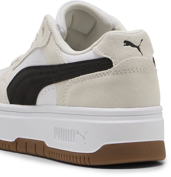 Achterkant van een witte Puma sneaker met beige suède, zwarte Formstrip en Puma logo.