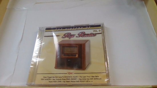 CD hoes met de titel 'The History of Pop Radio Vol. 9 1941'. Afbeelding van een oude radio.