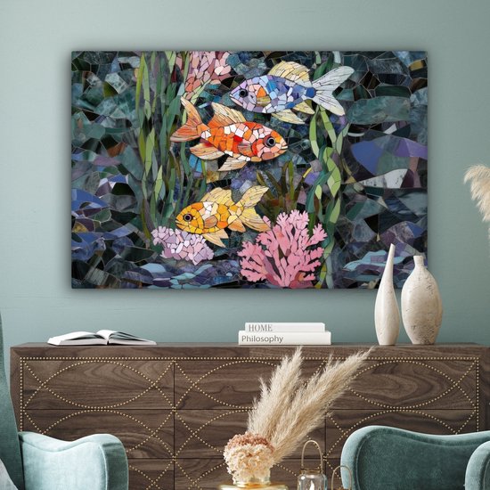 Mozaïek van drie vissen in oranje, geel en blauw boven een houten dressoir.