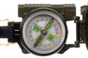 Close-up van groen, inklapbaar militair kompas met wijzerplaat, schaalverdeling en groen met witte markeringen.