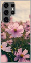 Telefoonhoesje Geschikt voor Samsung Galaxy S24 Ultra hoesje - Bloemen - Paars - Wazig - Siliconen Telefoonhoesje Telefoonhoesje