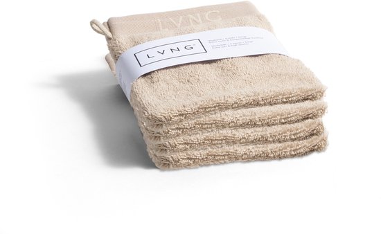 Een stapel beige washandjes van LVNG, met een label in het midden waarop 'LVNG' staat.