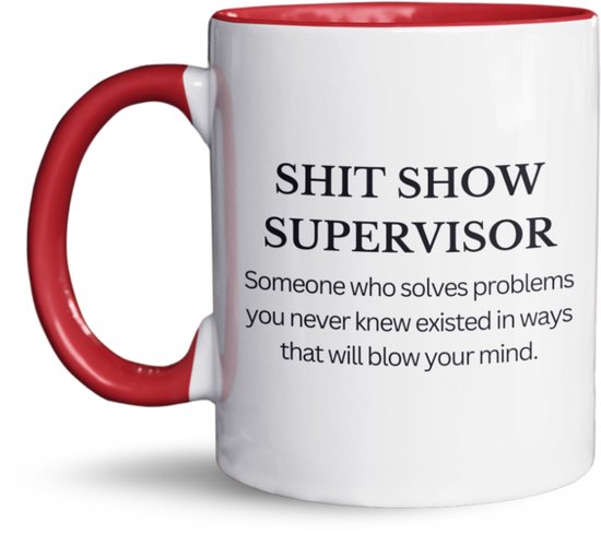Een witte mok met rode binnenkant en rode oor. De mok staat op een donkere ondergrond. Op de mok staat de tekst 'SHIT SHOW SUPERVISOR' en 'Someone who solves problems you never knew existed in ways that will blow your mind.'.