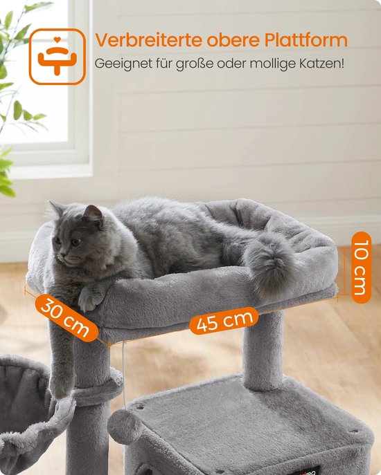 Grote grijze kat rust op een breed observatieplatform van 30x45 cm, bovenop de kattenboom.
