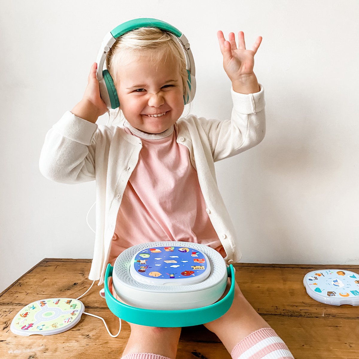 TIMIO Player Starter Kit + 5 Discs – Educatieve Audio-Speler 2–6 jaar | Oplaadbar | Kinderliedjes, Verhaaltjes & Quizvragen | Leert Letters, Kleuren, Getallen, Dieren | 8 Talen (NL/FR/EN/DE...) — afbeelding 7