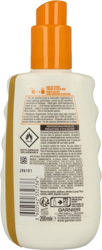 Achterkant van een Garnier Ambre Solaire zonnebrandspray met oranje dop en witte fles. De fles bevat de ingrediëntenlijst en barcode.