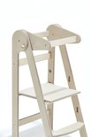 Houten kinderkeukentoren met drie treden en leuning.