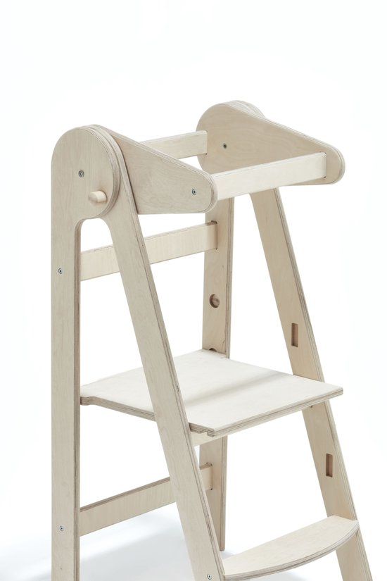 Houten kinderkeukentoren met drie treden en leuning.