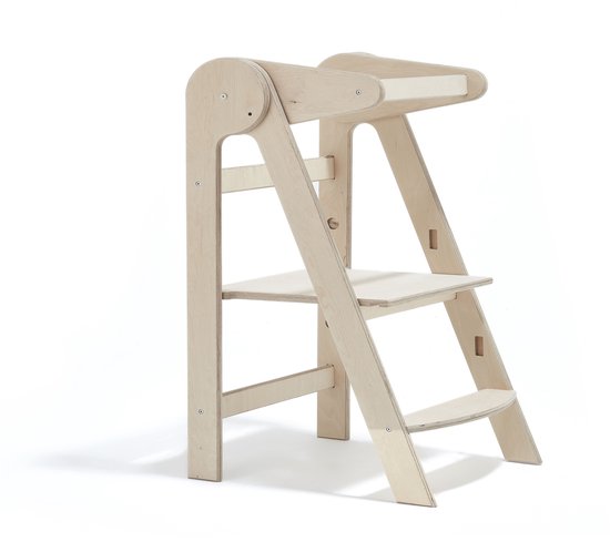 Houten opstapje voor kinderen met twee treden en een plateau.