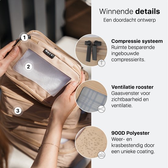 Close-up van beige packing cube met gaasvenster, compressierits en waterdruppels op 900D polyester.