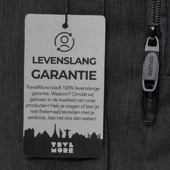 Detail van een TRVLMORE rugzak met label 'Levenslang garantie' en een ritssluiting met merknaam.