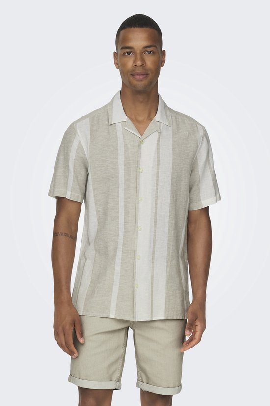 Man draagt een beige kortarmig gestreept overhemd en beige broek.