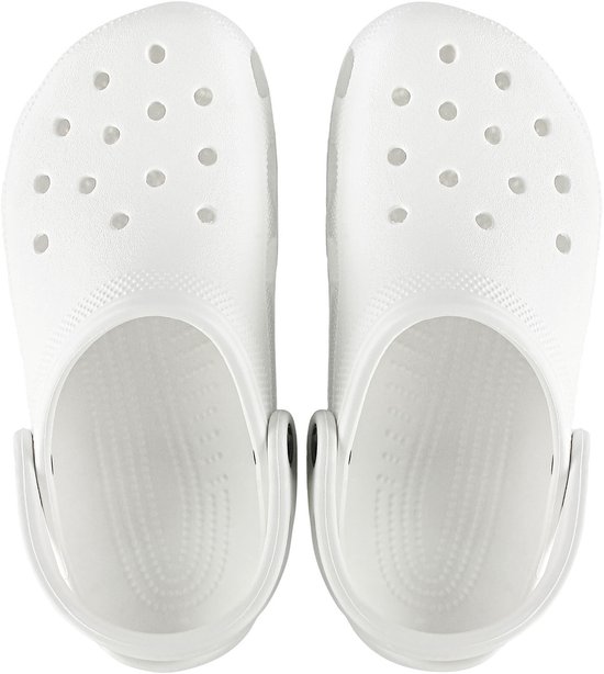 Witte Crocs, van bovenaf gezien, met perforaties op de neus en een draaibare band aan de achterkant.