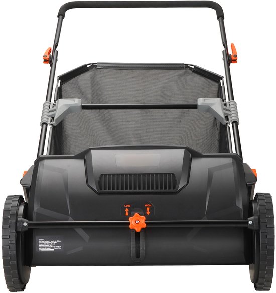 Zwarte gazonveger met oranje accenten, twee wielen en een opvangzak.