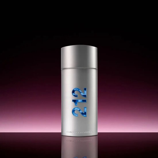 Zilverkleurige parfumfles met blauwe '212' inscriptie, op een paarse achtergrond.