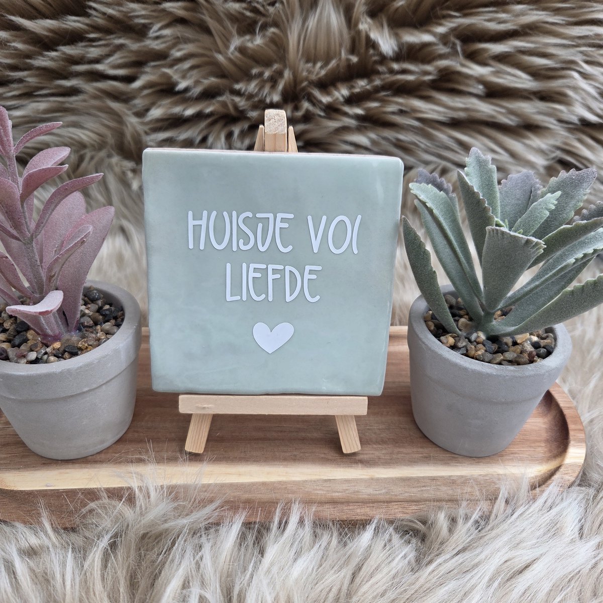CreaCraft Robuust Wenstegeltje – Huisje vol liefde – Hip trendy tegeltje – 10x10 cm – Leuk Cadeau voor Vriendin, Zus, Juf, Collega of zomaar voor jezelf – Stijlvolle Woondecoratie – Trendy nu – Decoratief Tegeltje met Standaard – Cadeau Idee Mintgroen/Wit