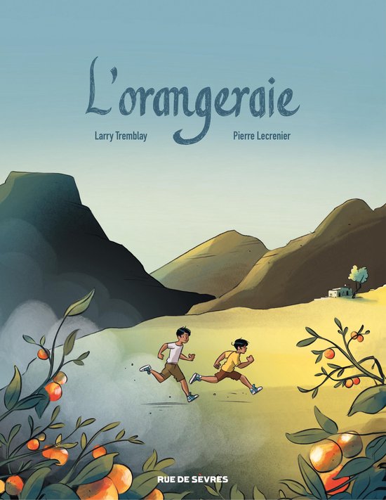 Couverture de livre avec le titre 'L'orangeraie' en lettres bleues. Deux garçons courent dans un paysage avec des orangers.