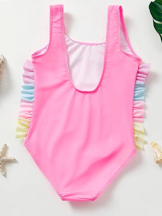 Roze badpak met U-vormige ruguitsnijding en regenboogkleurige ruches aan de zijkanten.