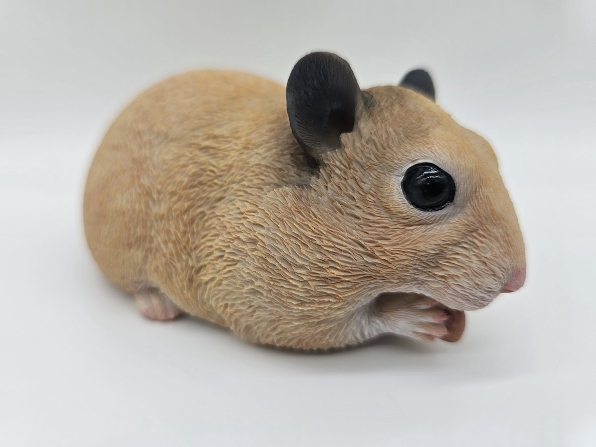 Hamster beeld 13 cm - lichte kleur - mooi beeldje bijna levensecht - hele mooie definities in gemberkleur uitgevoerd - polystone - beeld - hoogkwalitatieve kunststof - decoratiefiguur - interieur - accessoire - voor binnen - cadeau - geschenk