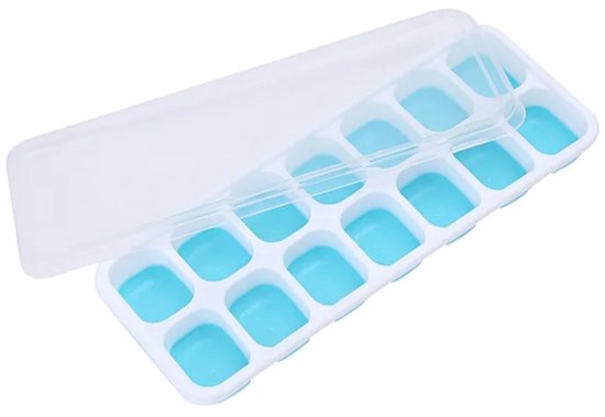 Un bac à glaçons blanc avec fond bleu clair et couvercle transparent. 14 compartiments.