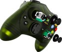 Exploded view van een doorzichtige groene Xbox controller, met interne mechanische details zichtbaar.