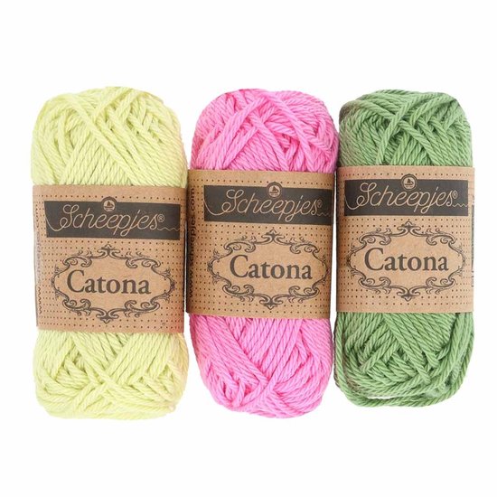 Drie bollen Scheepjes Catona garen in geel, roze en groen.