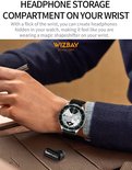 Man met smartwatch om de pols, de headset is zichtbaar in het horloge.