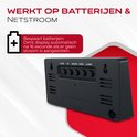 Achterkant van een digitale wekker met knoppen en batterijvak.