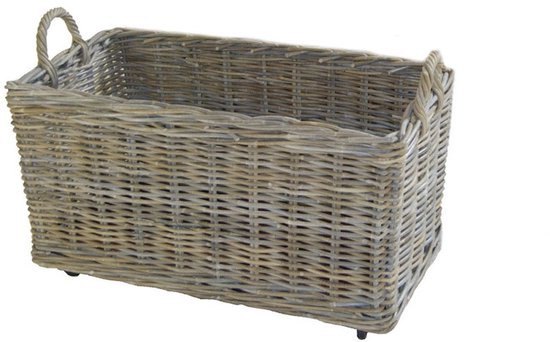Panier en rotin gris avec deux poignées et des roulettes sur le dessous.