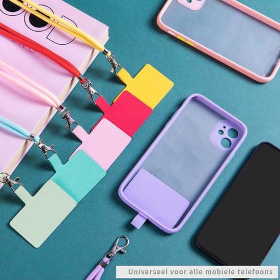 Transparante telefoonhoesjes met gekleurde randen, naast telefoonkoordjes.