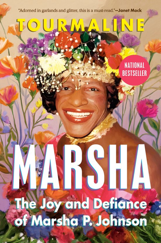Boekomslag met een glimlachende Marsha P. Johnson met een bloemenkrans en de tekst 'Marsha - The Joy and Defiance of Marsha P. Johnson' door Tourmaline.