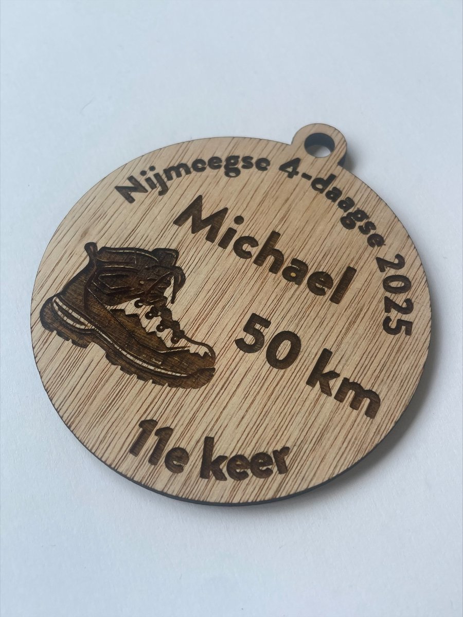 Nijmeegse vierdaagse hanger - vierdaagse - 4-daagse - Nijmegen - gegraveerd - laser graveren - hanger - uniek cadeau - herinnering - herinnering op hout - ronde hanger - Nijmeegse 4-daagse 2025