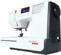 Zijaanzicht van de witte Bernette b38 naaimachine met donkergrijze behuizing.