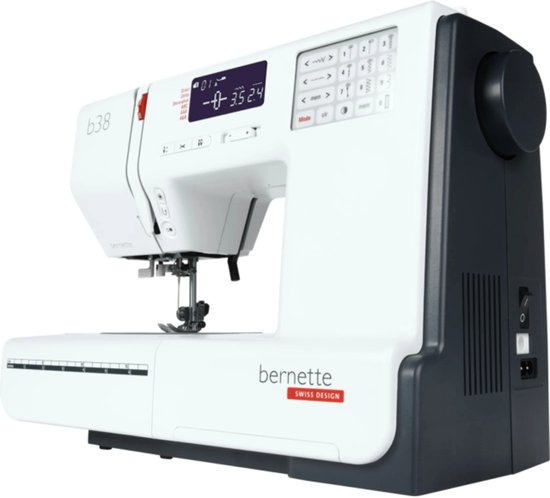 Zijaanzicht van de witte Bernette b38 naaimachine met donkergrijze behuizing.