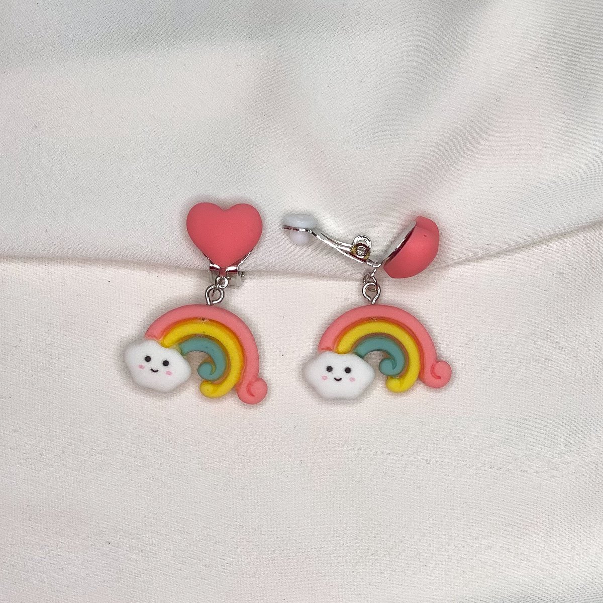 Klipoorbellen.com - Regenboog Wolk Kinderoorbellen - Clipoorbel - Klipoorbellen - Nepoorbellen - Kinder oorbellen clip - oorclips kids