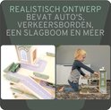 Houten speelgoedgarage met drie verdiepingen, auto's, verkeersborden en slagboom. Kind speelt ermee.
