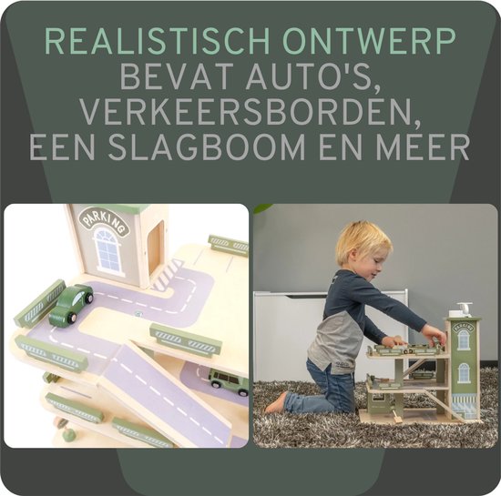 Houten speelgoedgarage met drie verdiepingen, auto's, verkeersborden en slagboom. Kind speelt ermee.