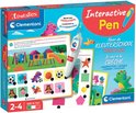 Doos van het Clementoni Interactieve Pen Educatief Observatie Spel 'Naar de Kleuterschool' met dinosaurussen en speeltoestellen.