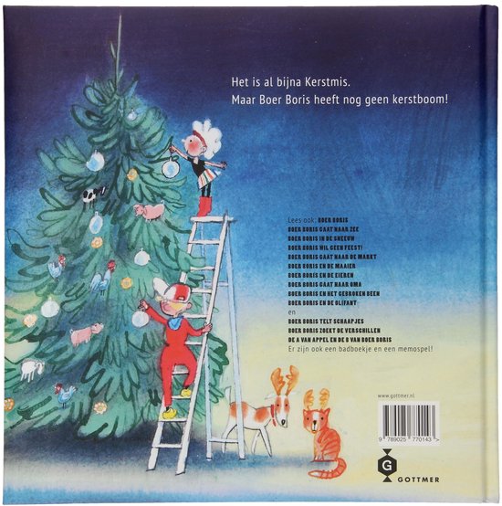 Een kerstboom met kerstballen en een ladder. Een jongen en een meisje versieren de boom. Een rendier en een kat staan op de grond.