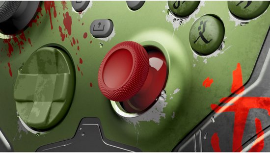 Close-up van Xbox controller: rode joystick, groene knoppen met runen, bloedspatten.