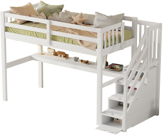 Witte hoogslaper met bureau, trap met opbergvakken, en opgemaakt bed met kussens.